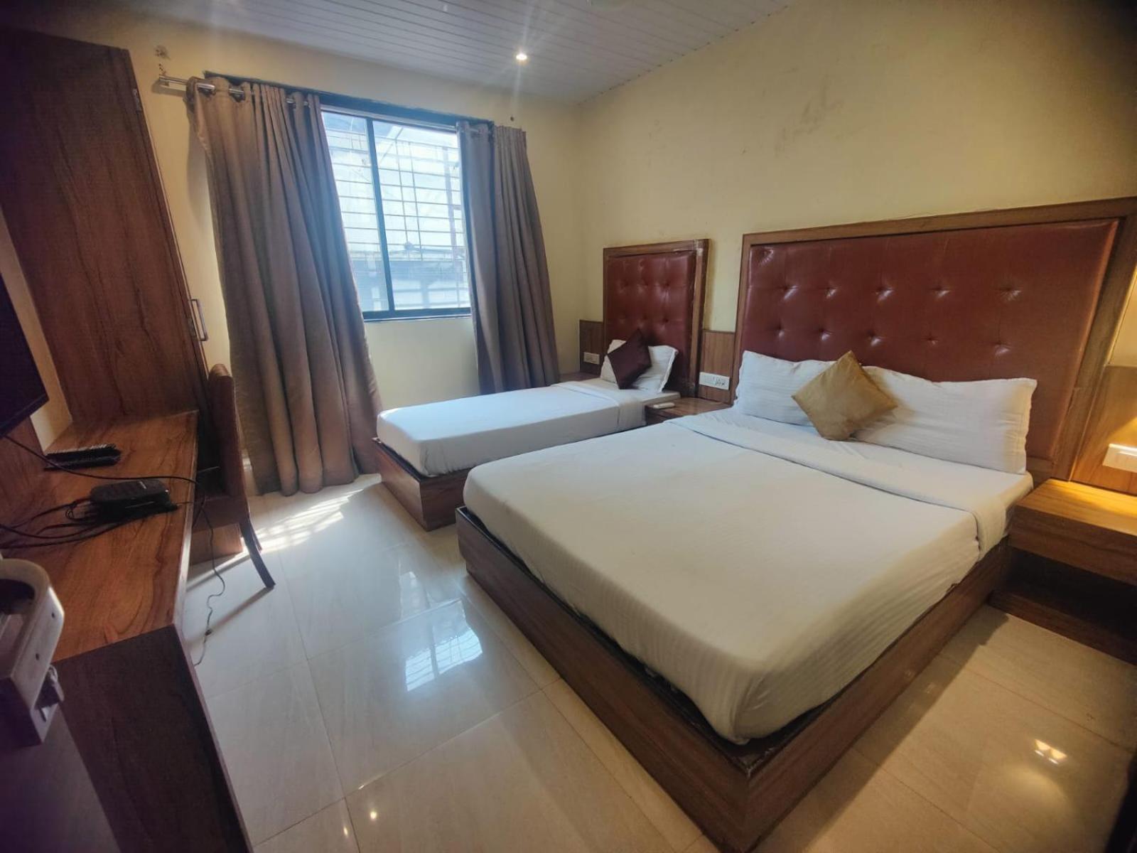 Aster Hotel Near Mumbai Airport Buitenkant foto