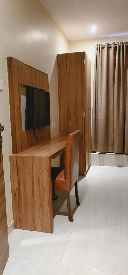 Aster Hotel Near Mumbai Airport Buitenkant foto